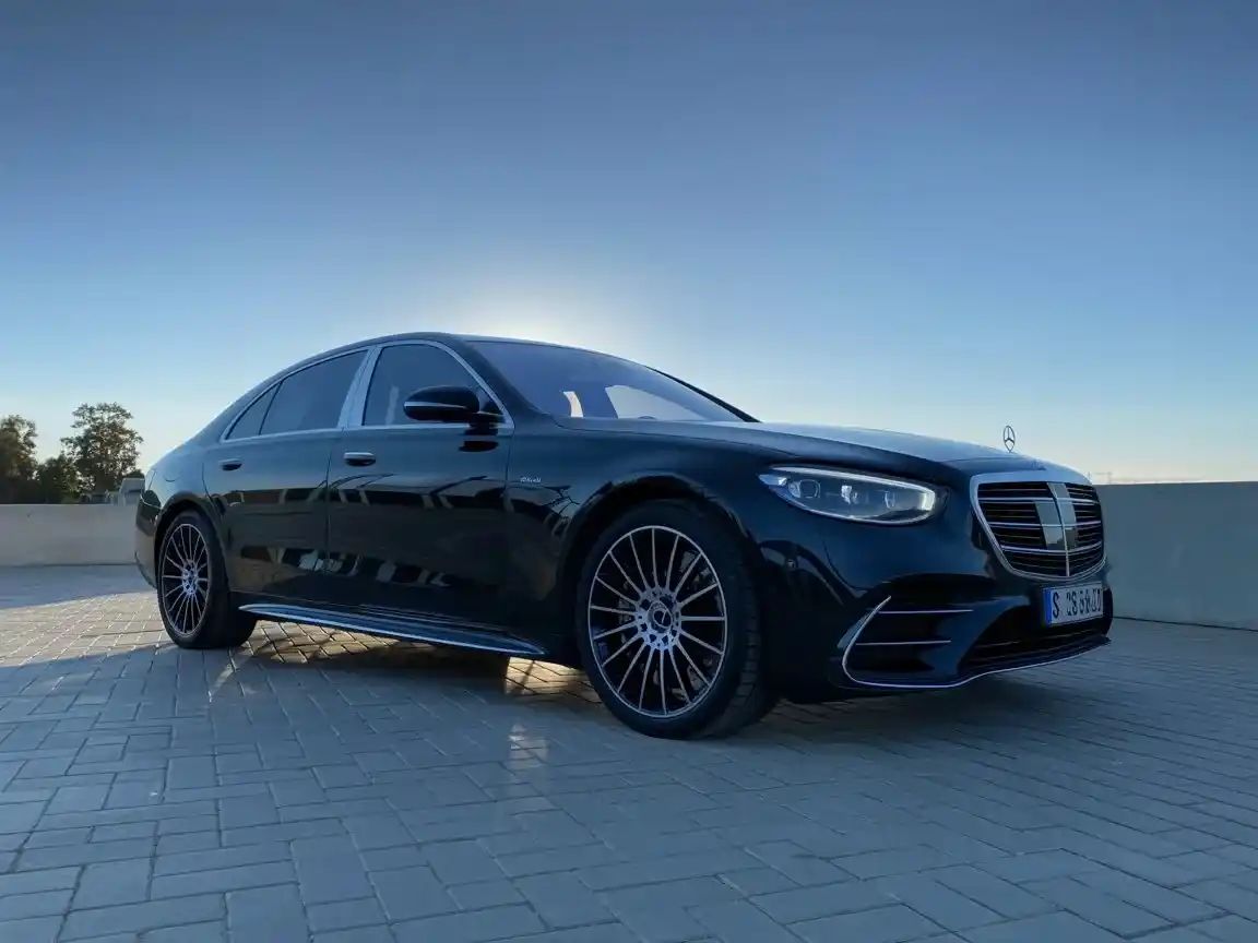 أسطول سيارات مع سائق