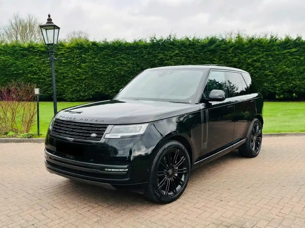 Range Rover tripyana Hire Range Rover Vogue with a chauffeur in London