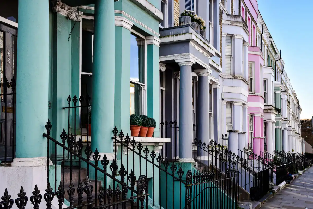 Pastel-coloured houses on a Notting Hill street, a morning stop for couples on a London honeymoon