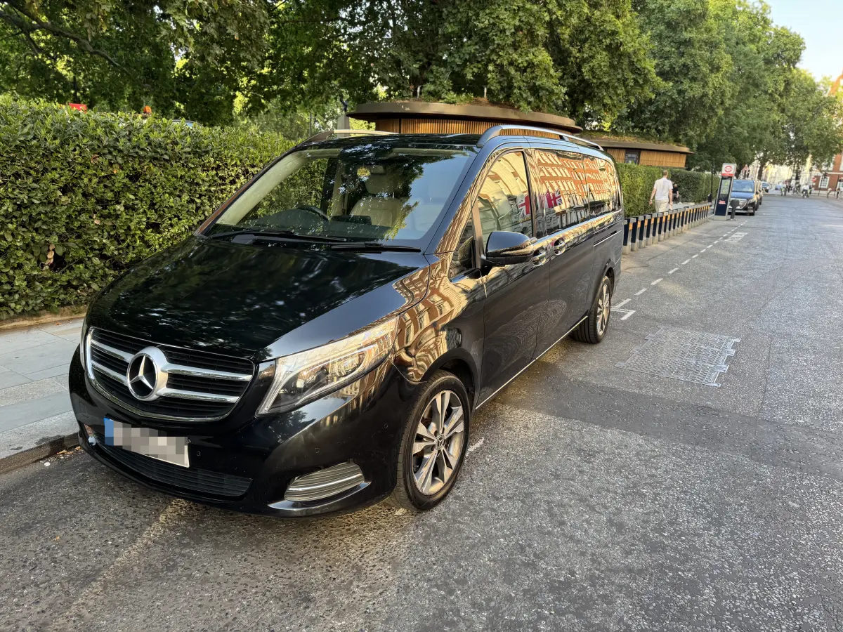 Black Mercedes V-Class for a Heathrow to Gatwick taxi transfer