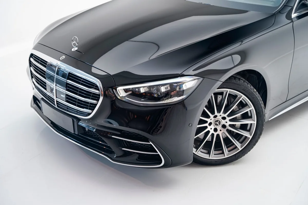 tripyana213 مرسيدس S-Class سوداء من الأمام