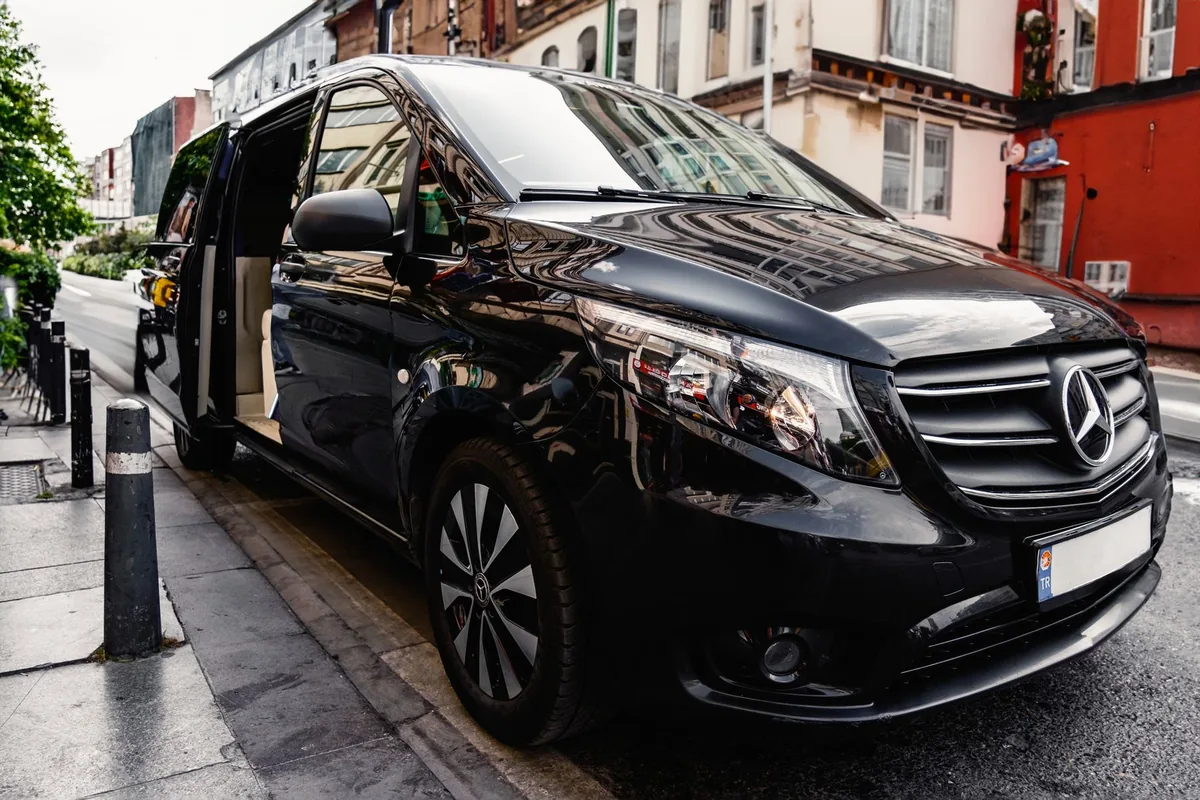Transfer from Heathrow Airport (5) مرسيدس V-Class أمام الفندق قبل الانطلاق إلى مطار هيثرو