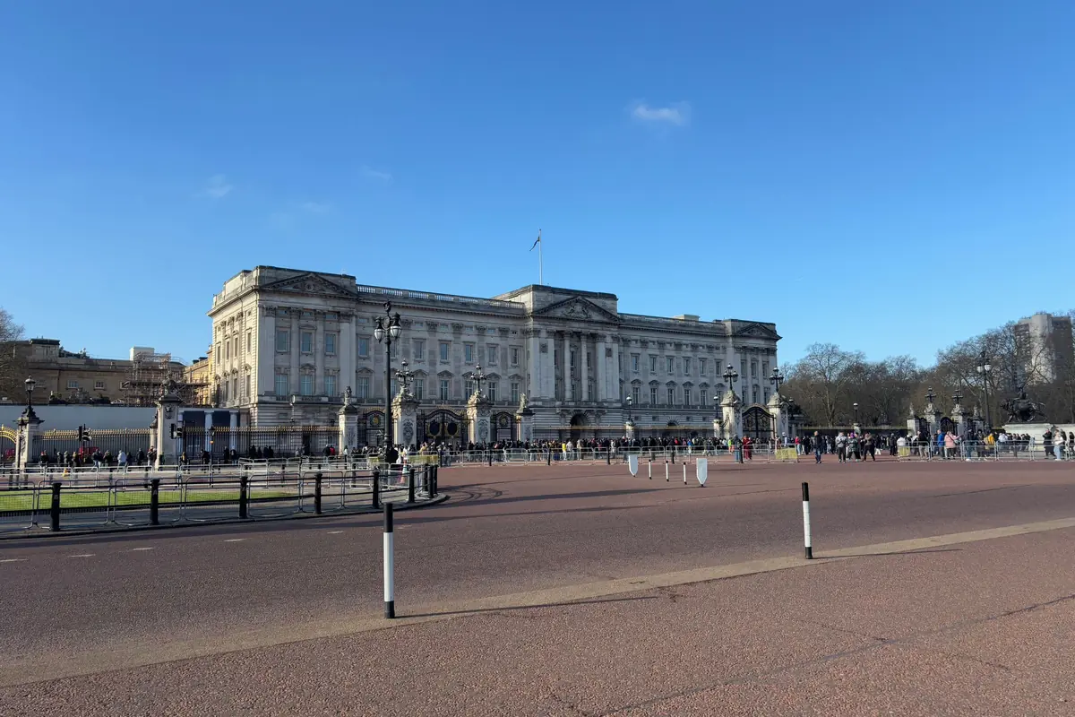 The forecourt of Buckingham Palace, the mid-morning stop on a private London tour by car