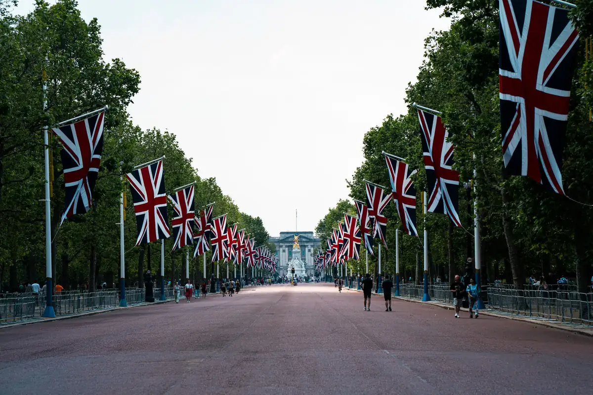 tour guide London أعلام بريطانيا على طول ذا مول نحو قصر باكنغهام