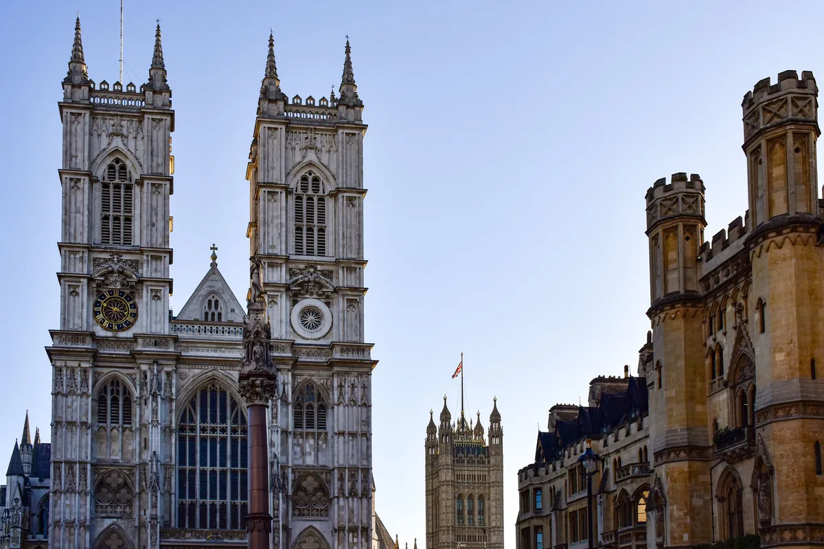 tour guide in London برجا كنيسة وستمنستر الغربيان