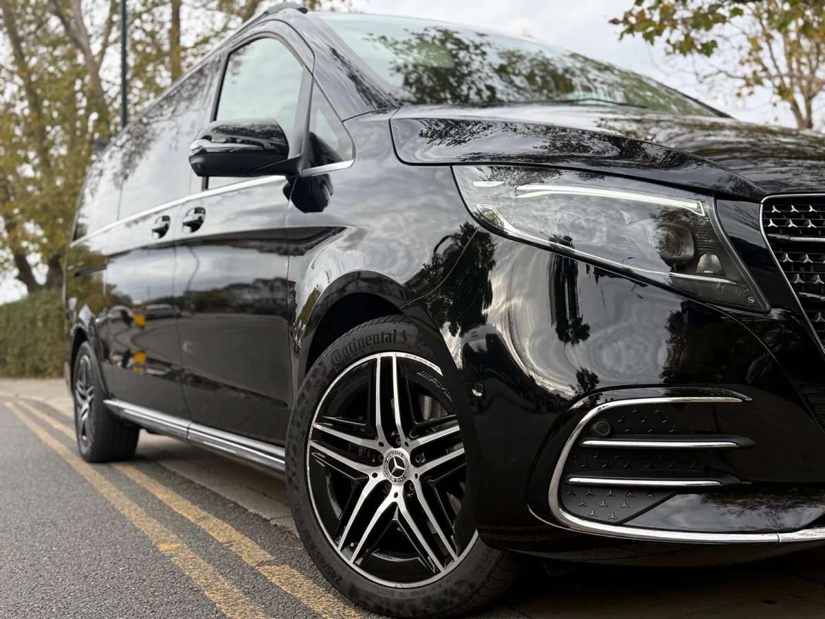 مرسيدس V-Class سوداء من أسطول تريبيانا لرحلة العودة من باريس إلى لندن