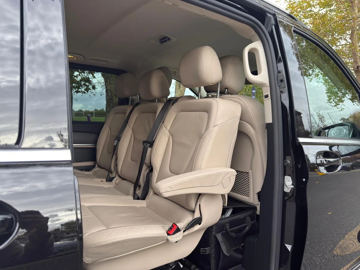 المقاعد الخلفية في مرسيدس V-Class من تريبيانا تتسع لعائلة كاملة يوم التخرج