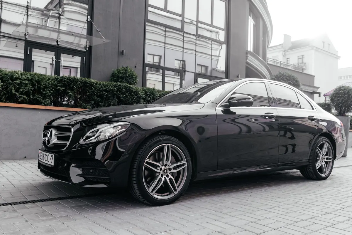 Black Mercedes chauffeur car on a London city street, the fixed-fare alternative to a Heathrow taxi