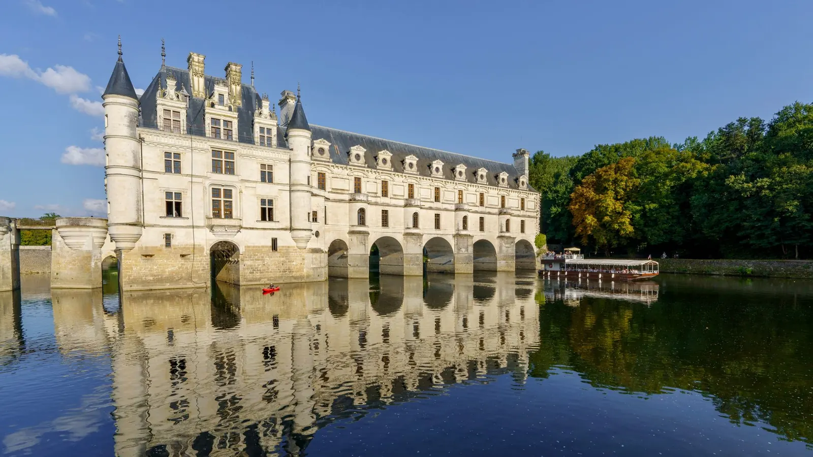 Loire Valley tour from Paris: the Château de Chenonceau spanning the River Cher