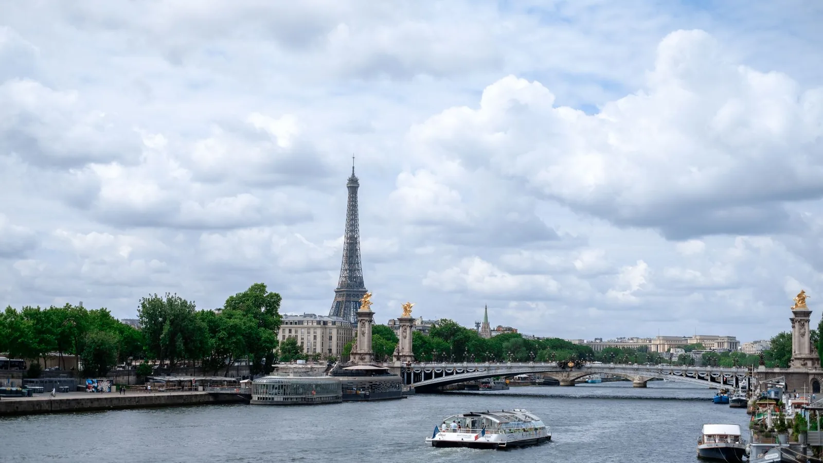 Private driver in Paris: the Eiffel Tower above the River Seine in the morning