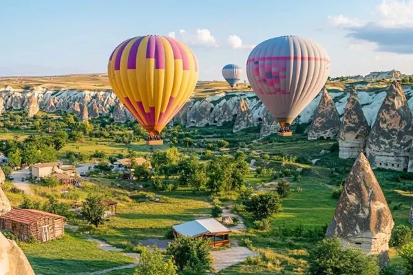 مناطيد هوائية فوق وادي كبادوكيا في تركيا